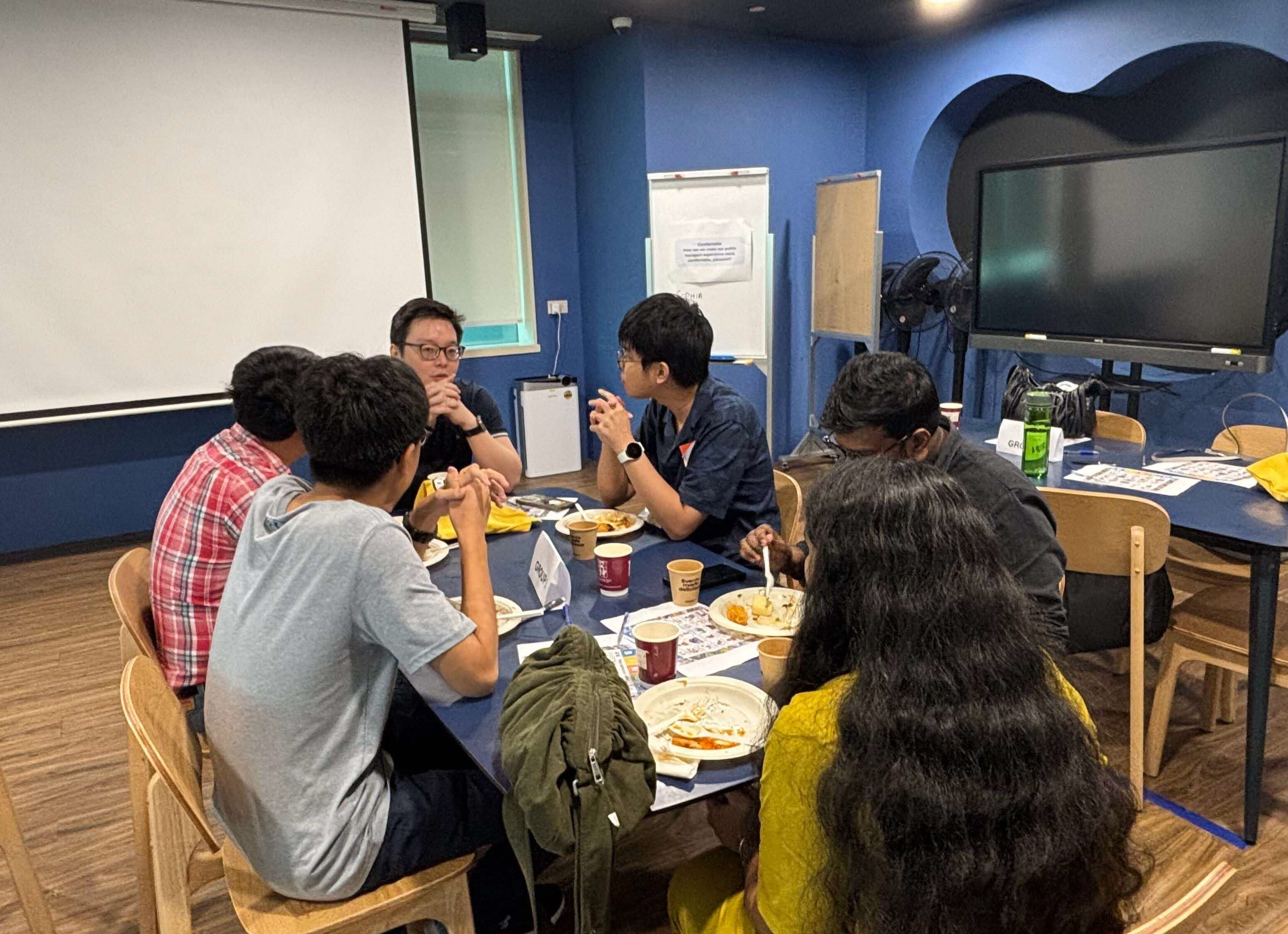 Image of Mr Lim Zhi Jian chatting with Youth Panel members